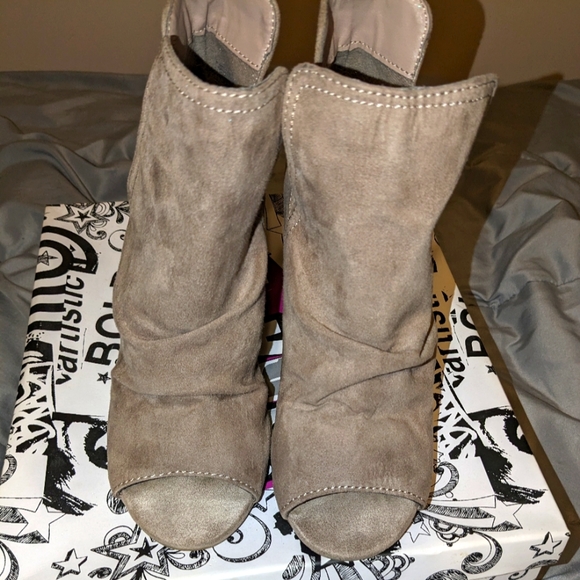 Brash faux suede peep toe  block heel ankle booties with side cutouts Taupe 5 - Picture 3 of 10